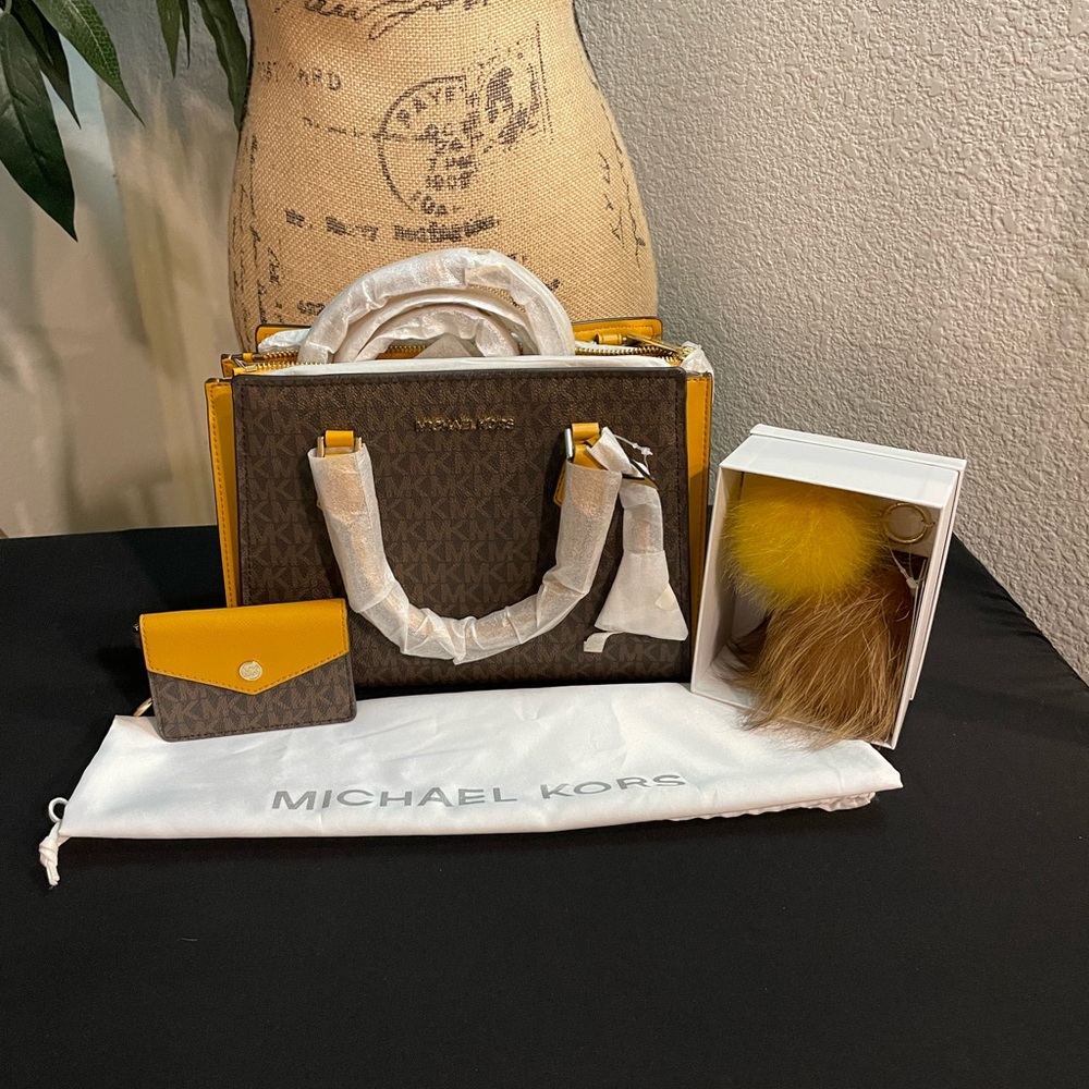 NWT Michael Kors Purse 3piece set.